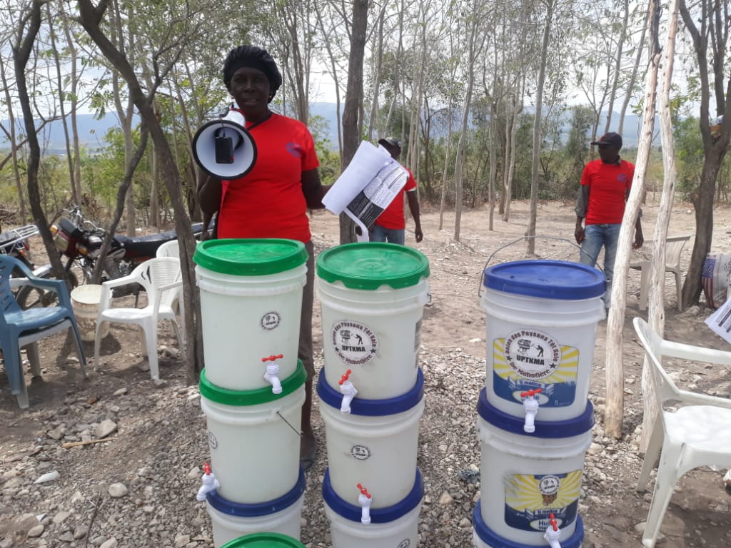 Haiti: Partnerorganisationen der Fastenaktion informieren über Corona und verteilen Material zur Desinfektion.