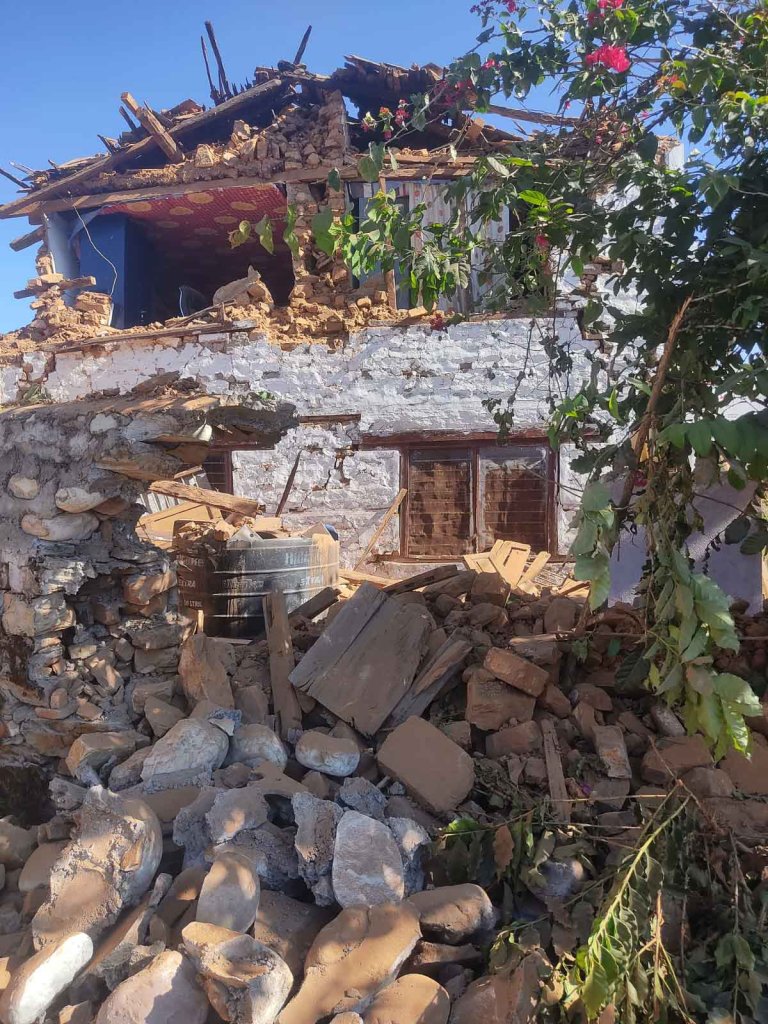 Il terremoto ha distrutto o gravemente danneggiato migliaia di case.