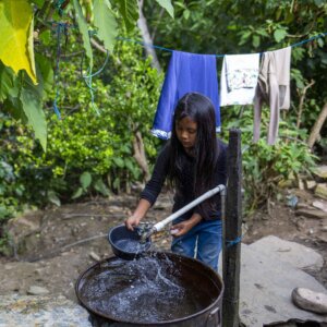 Ein Guatemalteke holt Wasser aus einer geschützten Wasserquelle