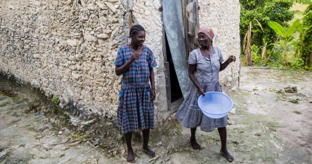 Due abitanti in un villaggio di Haiti.